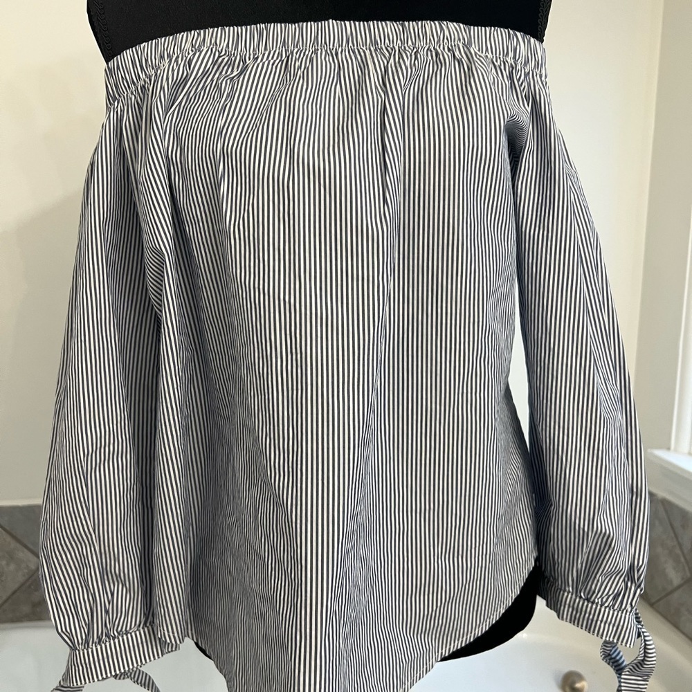 Abercrombie & Fitch Off Shoulder Striped Shirt Size S